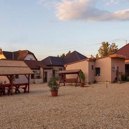 Apartament Ivanhoe Apartman Nyírbátor Zewnętrze zdjęcie