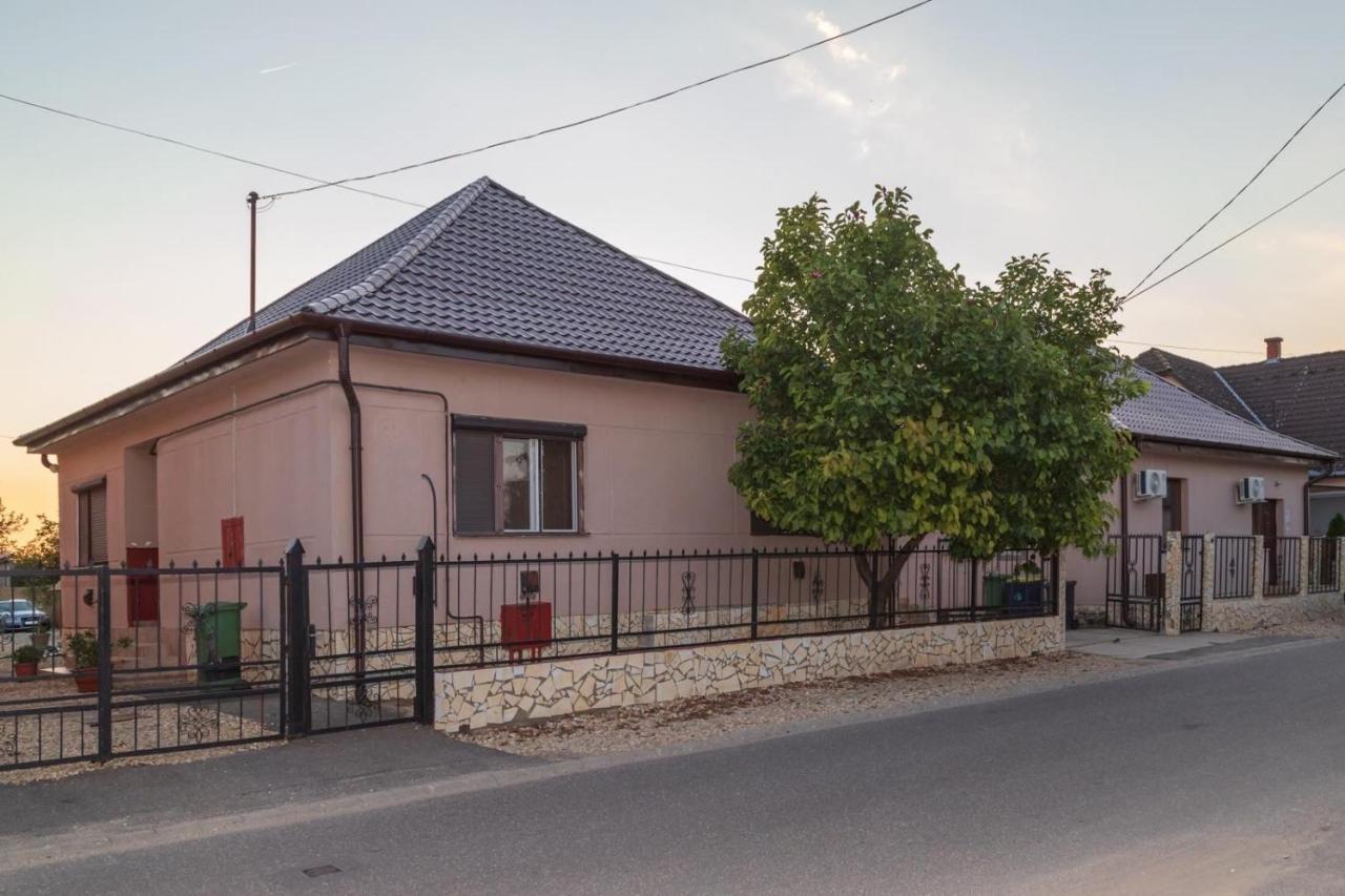 Apartament Ivanhoe Apartman Nyírbátor Zewnętrze zdjęcie